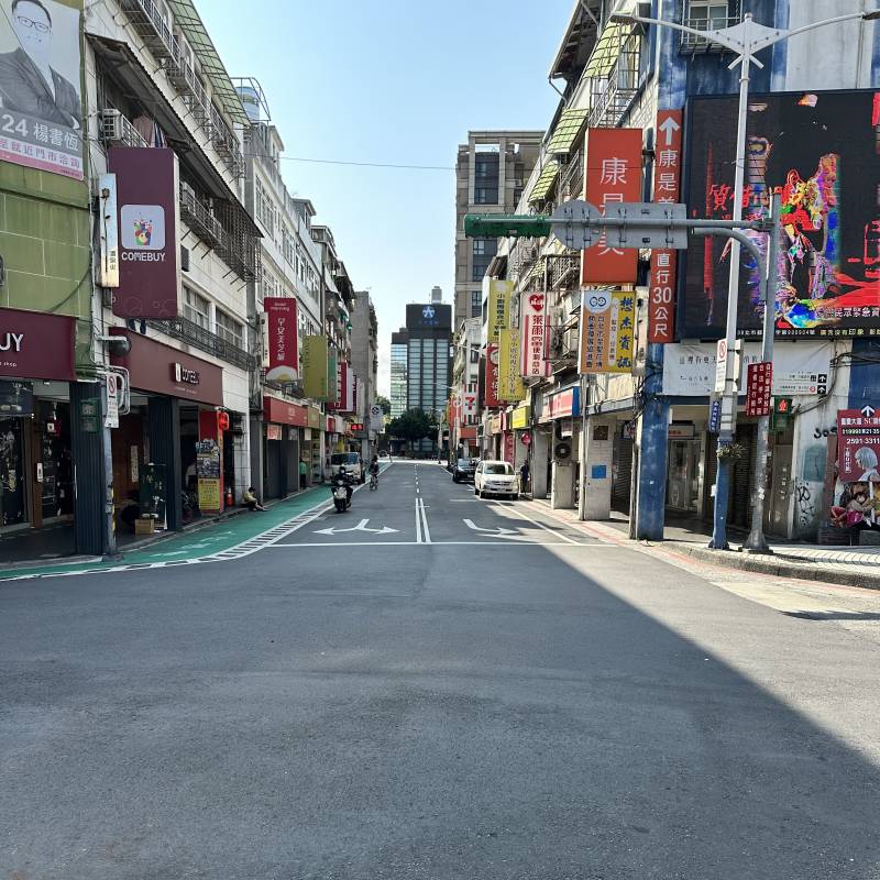 steve-unedited-alley.jpg steve-unedited-alley.jpg